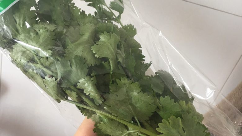 爆炒牛肉丝,放牛肉，加适量盐<a style='color:red;display:inline-block;' href='/shicai/ 692'>酱油</a>放入<a style='color:red;display:inline-block;' href='/shicai/ 131'>香菜</a>