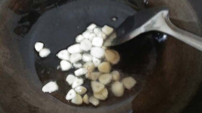 耗油西兰花,炒锅放油烧至五成热倒入蒜片(或蒜末)