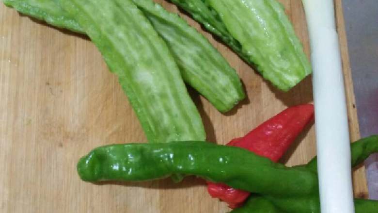 苦瓜炒鸡蛋,把食材都洗干净