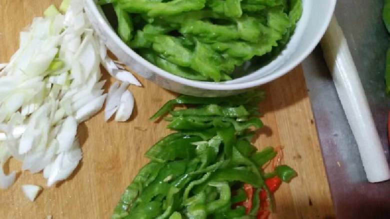 苦瓜炒鸡蛋,苦瓜，辣椒，大葱都切丝备用