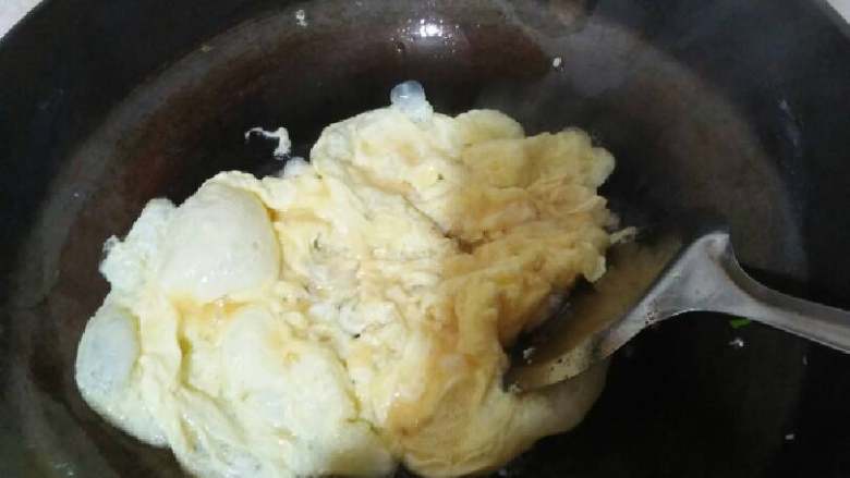 苦瓜炒鸡蛋,炒锅热油，先把鸡蛋炒好放盘里