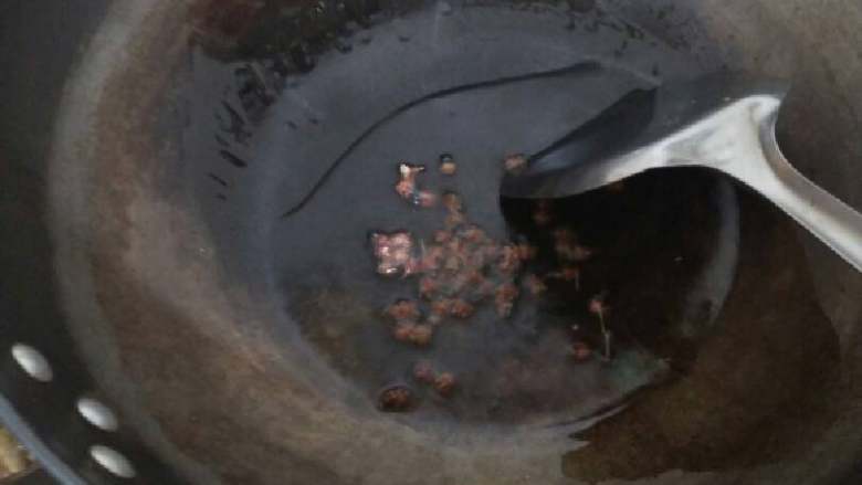 苦瓜炒鸡蛋,再倒油烧热，
放花椒粒炝出味，捞出扔掉