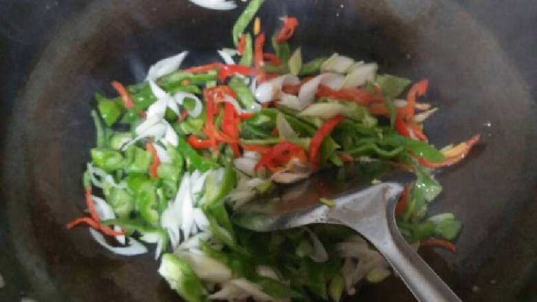 苦瓜炒鸡蛋,依次加入葱丝，辣椒丝，苦瓜丝翻炒三分钟