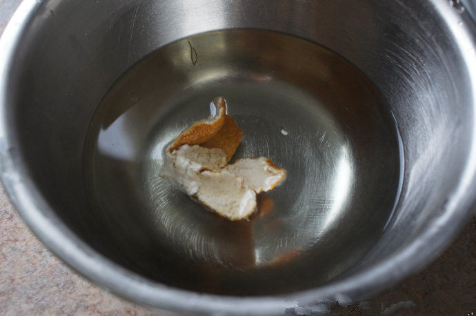 姜味陈皮八宝粥(电饭锅版本),煮八宝粥前,用温水泡陈皮,洗掉尘土。