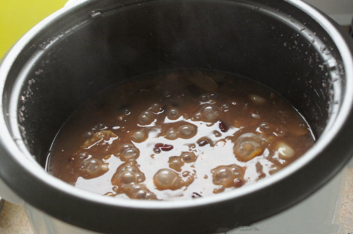 姜味陈皮八宝粥(电饭锅版本),八宝粥煮至浓粥软烂(偶的电饭锅大约用45分钟,国内电饭锅功能强大,用时也许更短),按个人口味调入红糖即可。