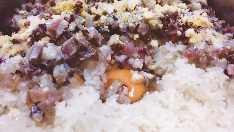 腊肉糯米圆子,把所有材料放进糯米里一起拌匀。咸淡根据自己口味来调试。