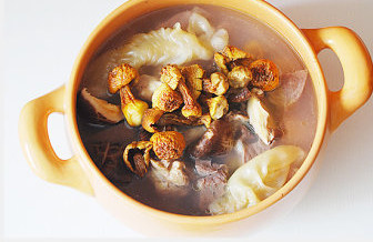 煲一碗由内而外焕发的美【菌菇花胶牛肉汤】,盖好盖子烧开后转小火煲1.5小时,开盖放入菌菇;
