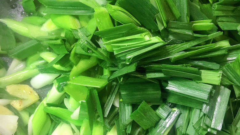 蒜苗炒牛肉,放入剩下的蒜苗