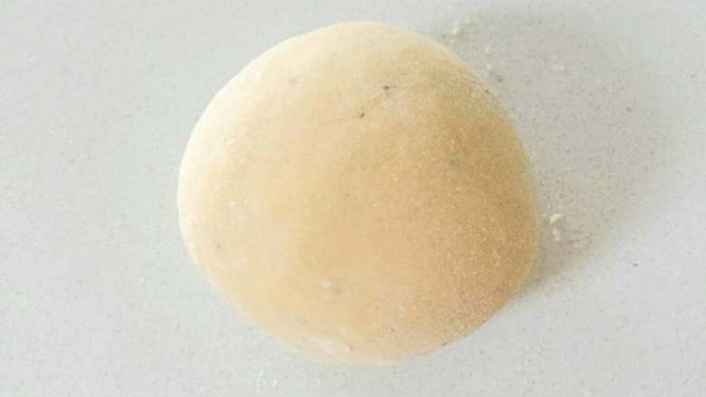 宝宝辅食:宝宝版咪咪虾条—想不想试试妈妈小时候的零食呢!24M+,加入<a style='color:red;display:inline-block;' href='/shicai/ 140122'>玉米油</a>,搅拌成絮状,然后用手揉压成团。此时可预热烤箱,170度,上下火。
》不需要过度揉面哈,不是做面条。