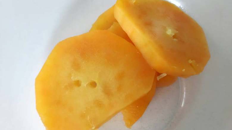 宝宝辅食:吃厌了地瓜泥?赶紧来试试黄金地瓜烧!12M+,将地瓜切片,放入蒸锅中大火蒸15分钟左右取出,尽量切薄片,比较容易熟。
》建议和小芽一样,平摊蒸熟,放碗里水分会更大些。
》蒸的时间,大家根据自身情况调整,蒸到软烂为止。