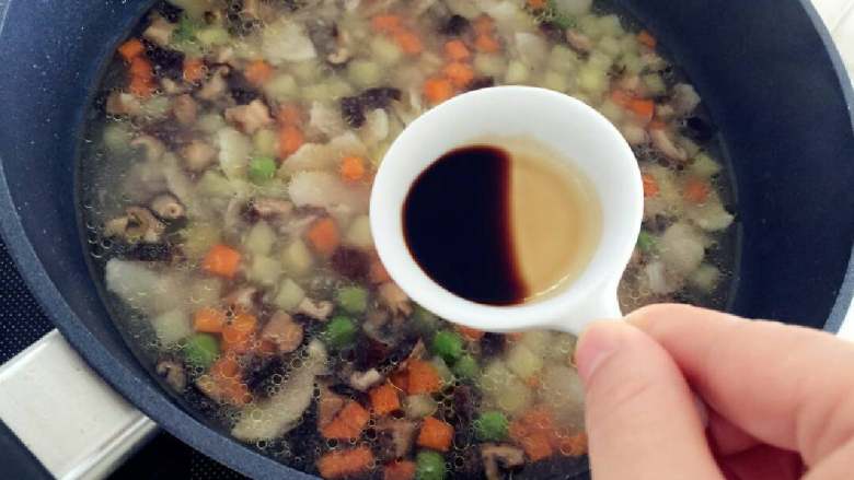 宝宝辅食:香菇土豆焖肉饭,倒入300g水,加盖煮至水开,然后可加入少许盐和宝宝有机酱油调味。