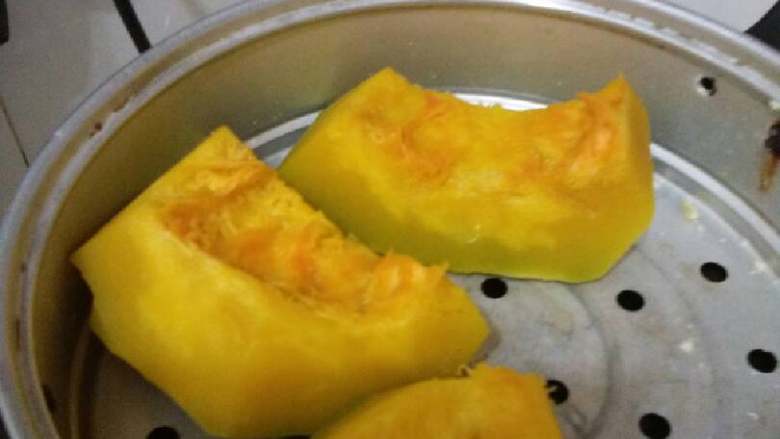 南瓜饼,<a style='color:red;display:inline-block;' href='/shicai/ 53'>南瓜</a>削皮，上锅蒸熟。（要用筷子扎一下，软烂为止。）