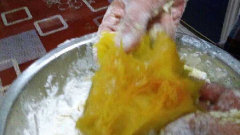 南瓜饼,趁热把蒸好南瓜掰碎放入<a style='color:red;display:inline-block;' href='/shicai/ 520'>糯米粉</a>中。