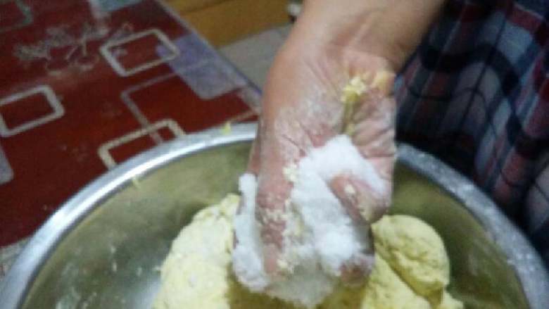 南瓜饼,把南瓜和糯米粉揉成团后加入<a style='color:red;display:inline-block;' href='/shicai/ 3729'>白糖</a>和炼乳。反复揉到盆光面软为止。