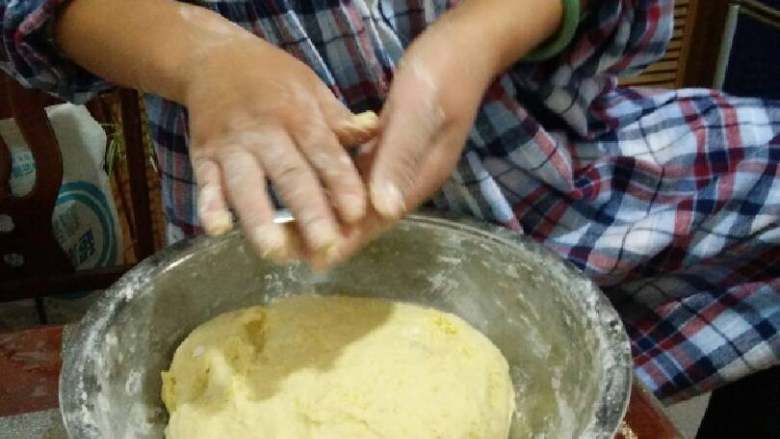 南瓜饼,盖上篦子醒十五到二十分钟。