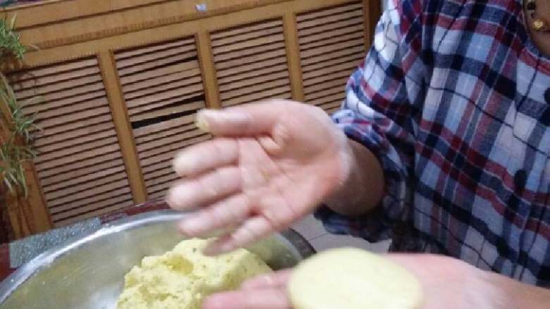 南瓜饼,拽下一小块面团，加一点油。揉搓成团后两手按压成薄饼。