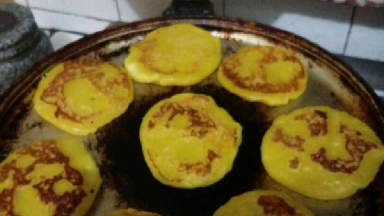 南瓜饼,平锅小火加热均匀涂上油，把做好饼放上反复粘制，注意慢火不要缺油。煎到两面金黄