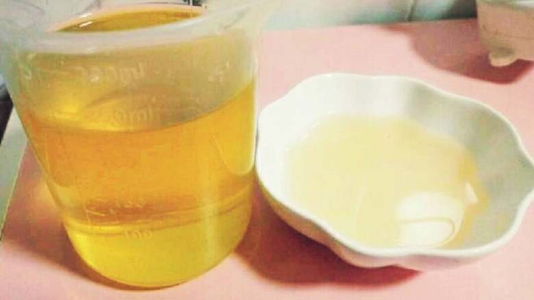 自制沙拉酱,油和寿司醋,家里没有白醋就用这代替了,发现也很好!油用的橄榄油和玉米油混合的呵呵,用这个量杯,打发时很好添加!