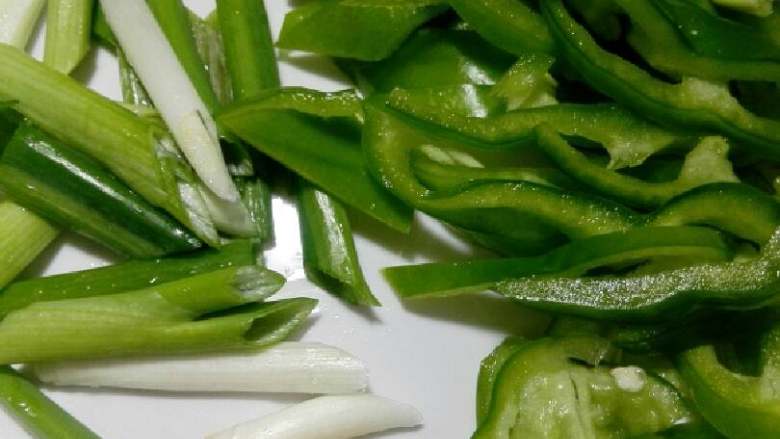 绅士炒面#面条变身计划#
,炒面所需配料:葱 姜 香葱
