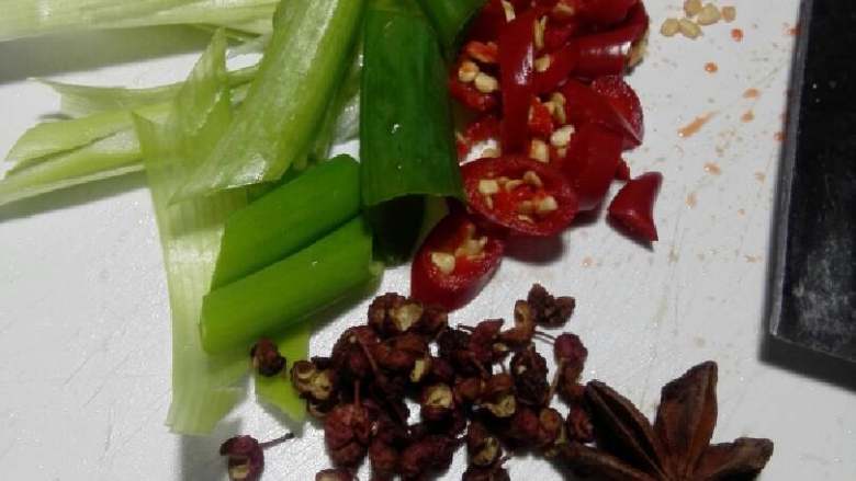 绅士炒面#面条变身计划#
,鸡腿所需配料:麻椒 泰椒 姜 香葱 八角 肉桂
