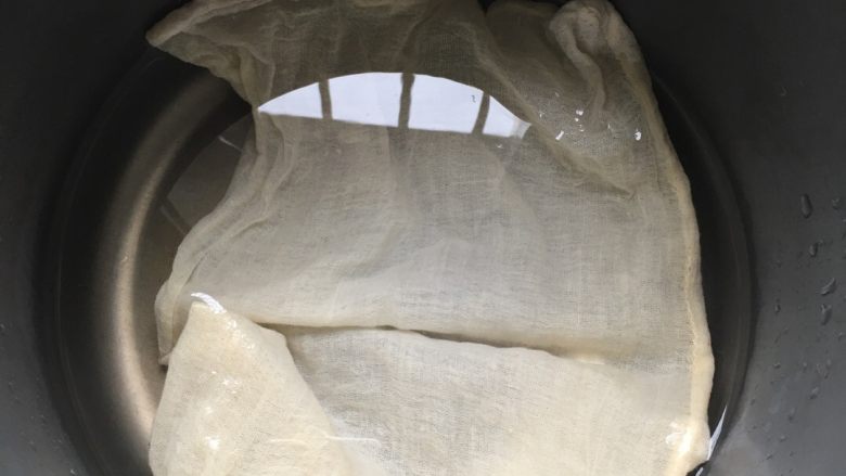 金线莲猪心汤,电饭煲里放入适量的清水,再放一块干净的纱布。放纱布是防止炖的时候炖盅和锅不会磕碰。