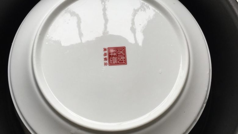 金线莲猪心汤,里边的炖盅加上盖,没合适的盖子,我直接拿个瓷盘盖上了。这样可以防止蒸汽滴入汤中。