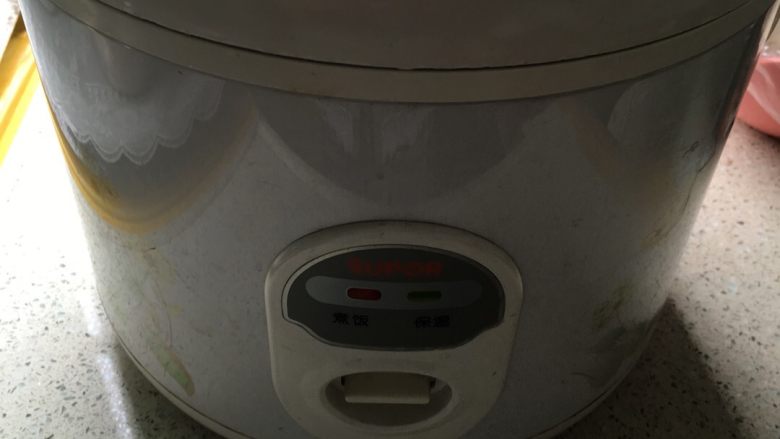 金线莲猪心汤,压煮饭键,炖上两小时。用电饭煲炖汤的好处就是水炖干自己就跳保温了。
