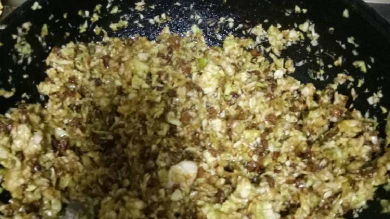 酱肉圆白菜大包,将菜,肉混合均匀,加入少许盐调味至适合口味,备用