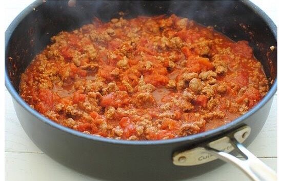 芝士肉醬通心粉意粉,預備好的肉醬加熱!建議大家懶自己做的話…可以買罐頭的