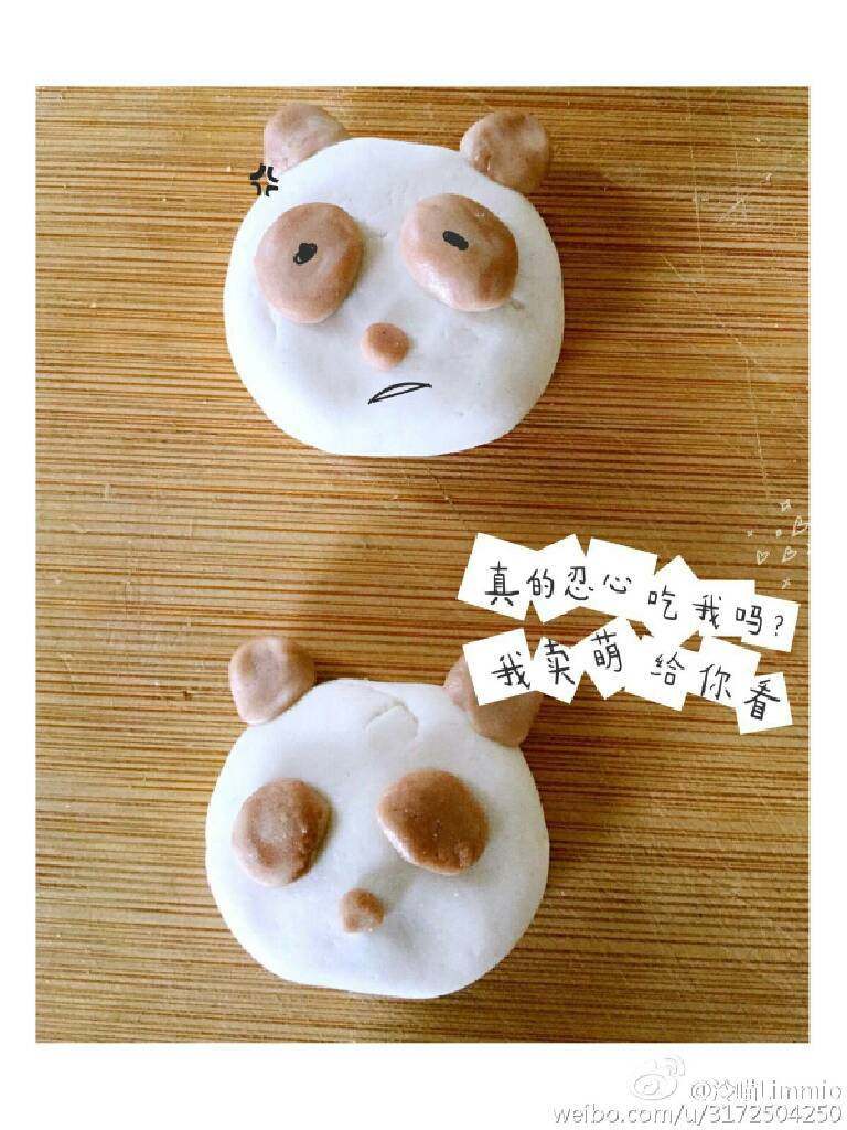熊猫糯米团子,糯米粉加温水和开,温水慢慢加,不能太稀,不然不成团,分成80g和20g的两堆面团,20g的加入<a style='color:red;display:inline-block;' href='/shicai/ 874'>巧克力</a>炼奶,有可可粉的加可可粉,我是没有可可粉才用的炼奶,然后5g白面团打底,中间加入<a style='color:red;display:inline-block;' href='/shicai/ 874'>巧克力</a>块儿后压扁,再搓小圆团做耳朵眼睛鼻子!
