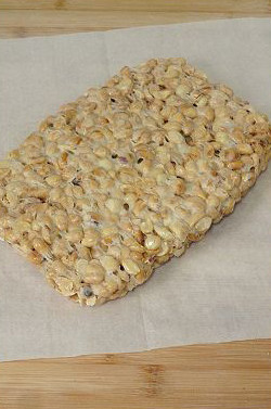 徐州,古老的麦芽花生糖 ,菜板上铺油纸(防粘),倒出花生糖,按压到自己喜欢的厚度。