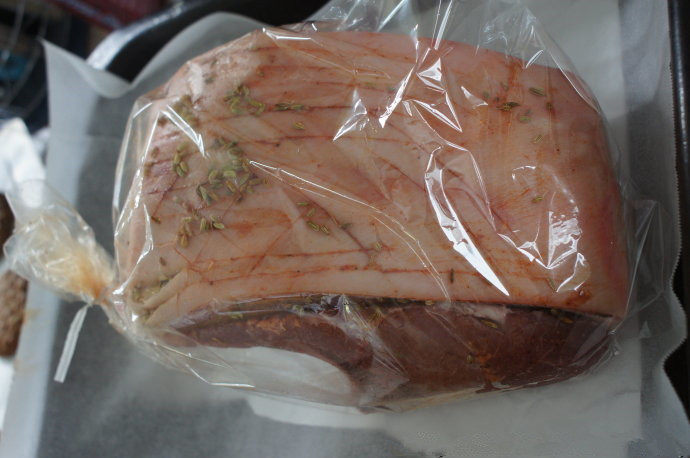 茴香籽烤脆皮猪肩排——Fennel Seeds Roast Pork Shoulder Chops,用锋利的刀在猪皮上划几下（小长假宅家菜：茴香籽烤脆皮猪肩排 <wbr>VS <wbr>小清新烤梨偶家的刀悲剧了，看来要花点银子买把好刀）。用厨房用纸把猪肉水分吸干。抹上海盐，黑胡椒，辣椒粉，给猪肉按摩按摩。撒上茴香籽，尽量往刀缝里塞。（刀不锋利，基本上没有刀缝小长假宅家菜：茴香籽烤脆皮猪肩排 <wbr>VS <wbr>小清新烤梨，大家在图片上可以看出，偶都放弃了，有的地方没用刀划，实在是划不动）装入Oven Bag，扎紧袋子，袋子上方剪6个小孔。没有Oven bag的筒子们，请包上锡纸吧
放入烤箱烤2.5-3个小时。猪肉需要在180度的烤箱里每500克烤35分钟。用叉子或者刀试探烤肉是否烤熟。