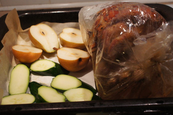 茴香籽烤脆皮猪肩排——Fennel Seeds Roast Pork Shoulder Chops,开烤箱上火Grill功能至180度，猪肉去掉锡纸。（用oven bag的，将肉汁倒出保存，去掉oven bag），猪肉放回烤箱，猪皮烤制金黄焦脆即可。
