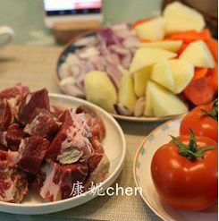 百分百好吃的【红烩牛腩】,准备材料:<a style='color:red;display:inline-block;' href='/shicai/ 218'>牛腩</a>切方块,洋葱、胡萝卜、土豆和西红柿削皮切块