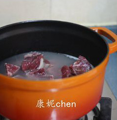 百分百好吃的【红烩牛腩】,牛腩和清水一起放在煮锅,把牛腩煮沸后煮5分钟,煮出牛腩的血水和杂质。