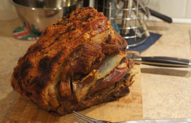 茴香籽烤脆皮猪肩排——Fennel Seeds Roast Pork Shoulder Chops,猪肉取出Rest15分钟左右后切成小片。偶按着别人切断的骨头切成了Chop。烤好的猪排，大家可以看到骨头是轻松可以从肉上抽出来滴。