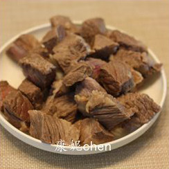 百分百好吃的【红烩牛腩】,把焯水后的牛腩用冷水冲洗,沥水待用