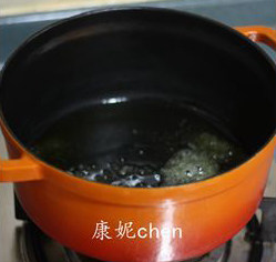 百分百好吃的【红烩牛腩】,炒锅放油和砂糖,用小火将糖炒熔化,这步就是炒糖色,一定要用小火,如果炒过头,做出来会苦味的