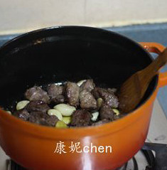 百分百好吃的【红烩牛腩】,放入牛腩和<a style='color:red;display:inline-block;' href='/shicai/ 37'>姜</a>蒜,不停地翻炒