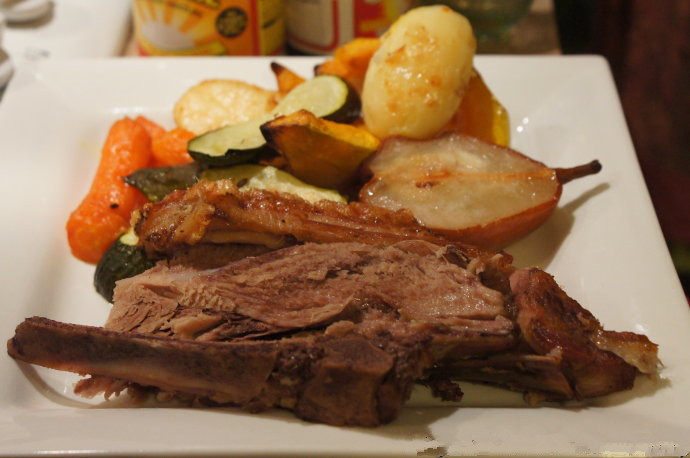 茴香籽烤脆皮猪肩排——Fennel Seeds Roast Pork Shoulder Chops,还少不了各式烤蔬菜，小土豆，胡罗卜，南瓜，西葫芦
