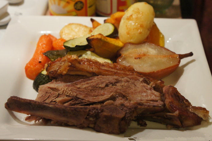 茴香籽烤脆皮猪肩排——Fennel Seeds Roast Pork Shoulder Chops,脆皮咬得咔哧响，和广式化皮烧肉的脆皮有点像，但是口感没那么飘，应该说这样更好吃。