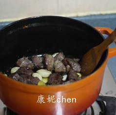 百分百好吃的【红烩牛腩】,要把牛腩炒得表面有点点金黄,这样做出来的牛腩口感好
