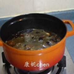 百分百好吃的【红烩牛腩】,加入没过食材的开水,大火煮沸后转中小火焖煮