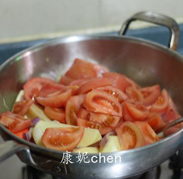 百分百好吃的【红烩牛腩】,在焖煮牛腩的过程中,用另一炒锅炒香洋葱,再放胡萝卜、土豆和西红柿,这些蔬菜翻炒均匀,口感更好。