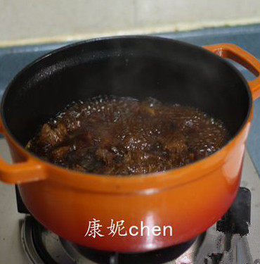 百分百好吃的【红烩牛腩】,当牛腩焖煮30分钟后,焖煮软烂适中