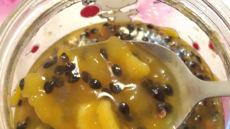 百香果柠檬蜂蜜果酱,果酱煮着黏稠度 在煮5分钟 直至黏稠感出现 关火 加入<a style='color:red;display:inline-block;' href='/shicai/ 865'>蜂蜜</a>搅拌