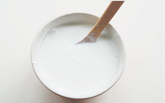【酸奶木糠杯】,取200g酸奶加入炼乳搅匀,倒入容器中;