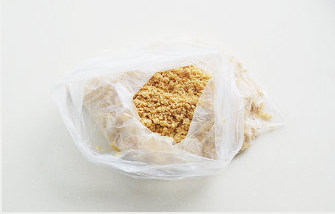 【酸奶木糠杯】,消化饼干放入袋子中用擀面杖擀碎;