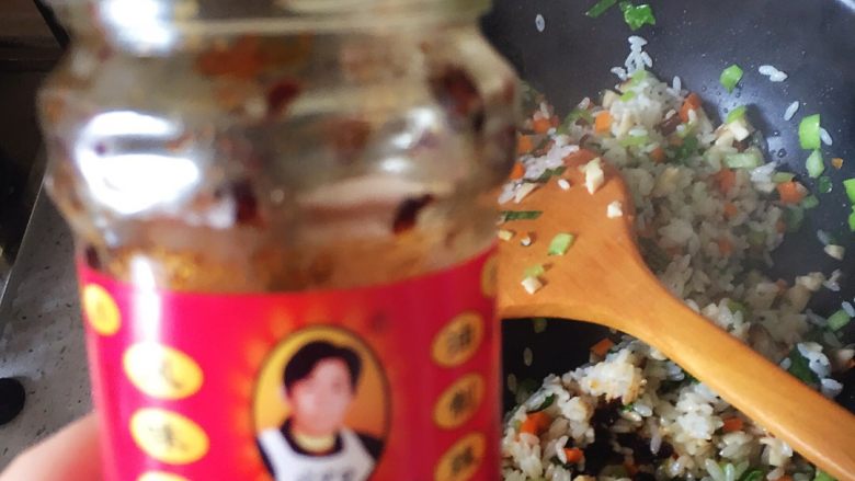 老干妈炒饭,翻炒三分钟加入老干妈一大勺,盐一小勺