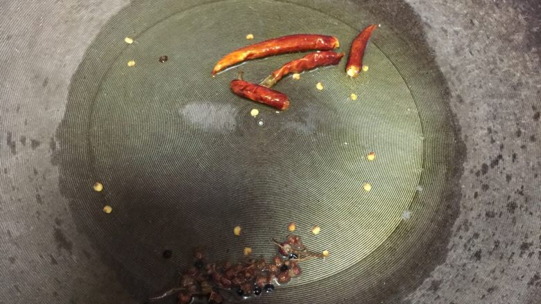 呛花菜,起锅倒油,油热后放花椒和辣椒爆锅